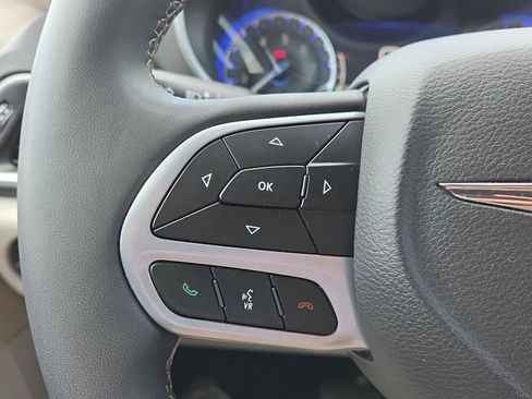 Used 2024 Chrysler Pacifica Touring-L FWD image 24