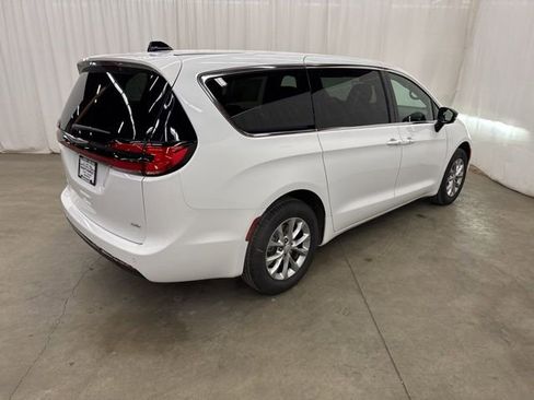 New 2026 Chrysler Pacifica Select image 24