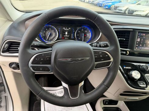 Used 2023 Chrysler Voyager LX image 28