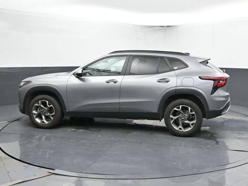 Used 2025 Chevrolet Trax LT FWD image 9