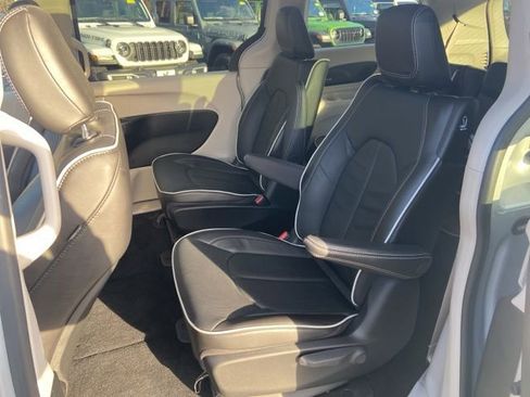 Used 2022 Chrysler Pacifica Limited image 13