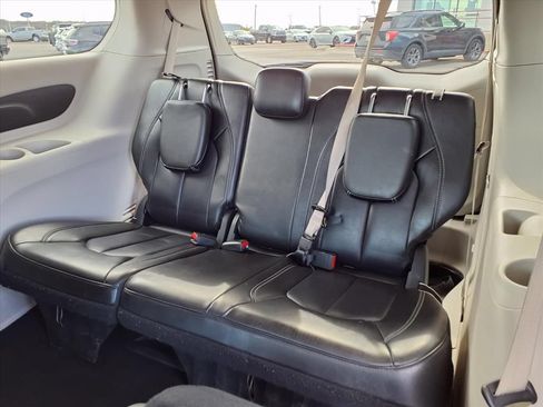 Used 2023 Chrysler Pacifica Touring-L FWD image 11