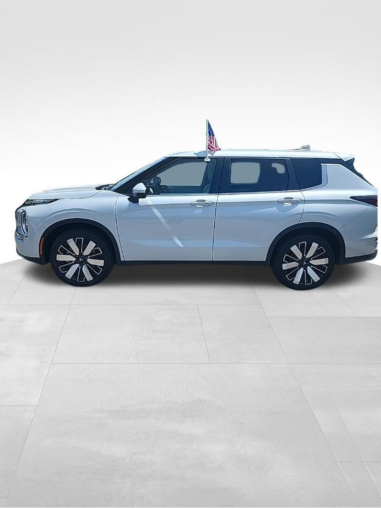 Used 2025 Mitsubishi Outlander SE AWD/4WD image 2