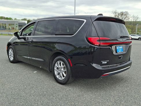 Used 2023 Chrysler Pacifica Touring-L FWD image 5