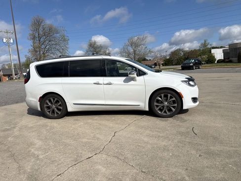 Used 2017 Chrysler Pacifica Limited image 5