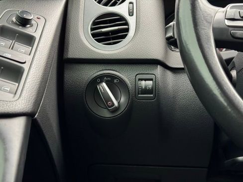 Used 2017 Volkswagen Tiguan S image 32