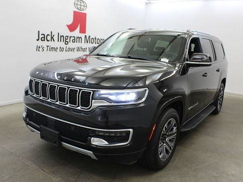 Used 2024 Jeep Wagoneer L Series II w/ Flexible Seating Group AWD/4WD image 2