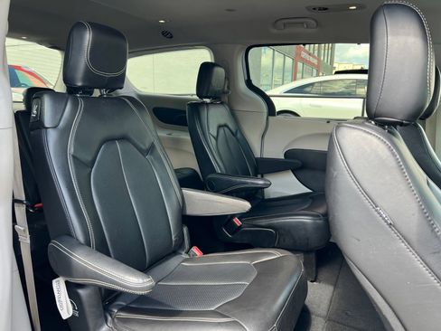 Used 2024 Chrysler Pacifica Touring-L FWD image 52