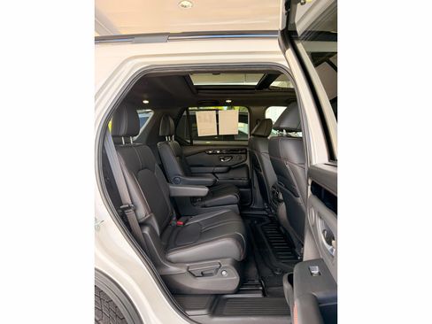 Used 2025 Honda Pilot TrailSport image 18