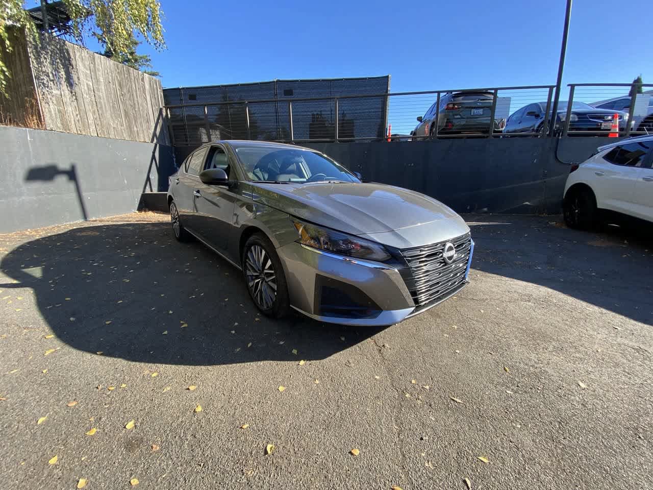 Used 2025 Nissan Altima 2.5 SV FWD image 8