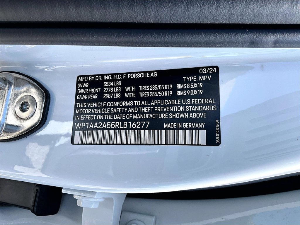 Certified 2024 Porsche Macan AWD/4WD image 21