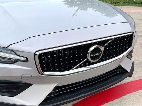 Certified 2025 Volvo V60 B5 Cross Country Plus AWD/4WD image 39