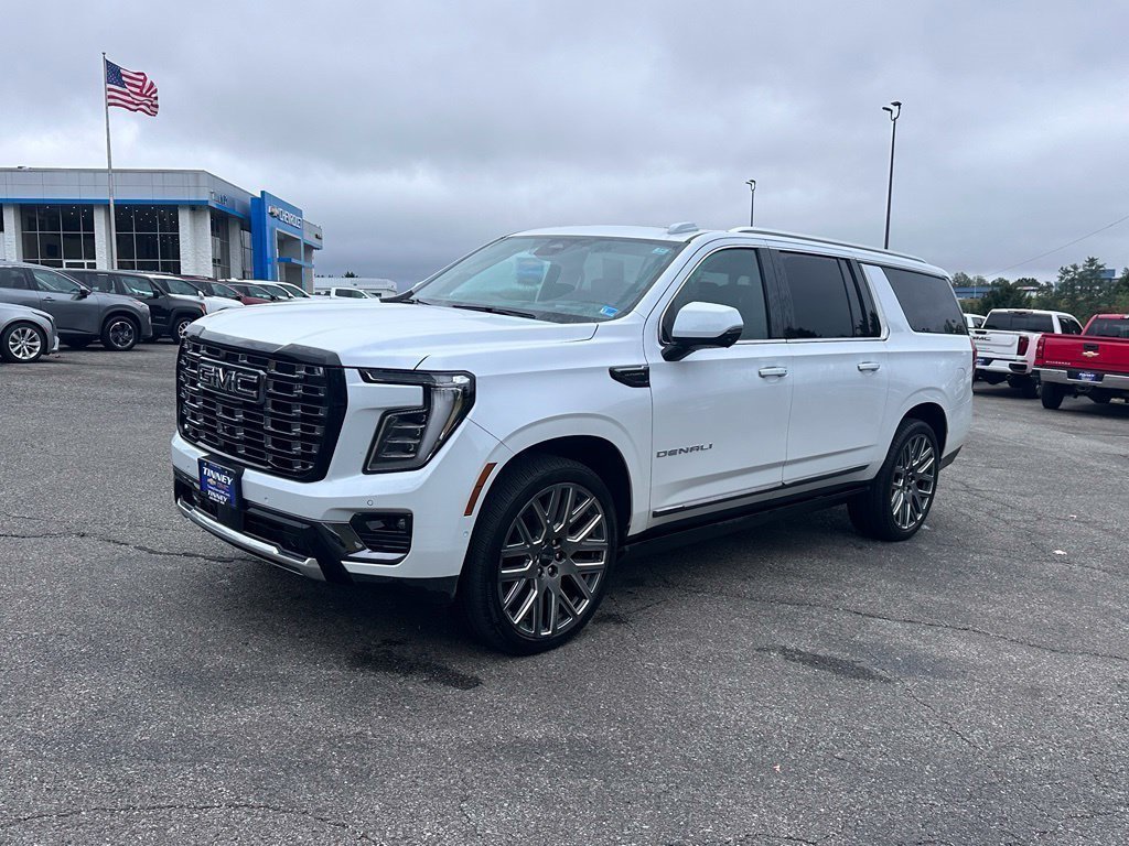 Used 2026 GMC Yukon XL Denali Ultimate w/ LPO, Illumination Package AWD/4WD image 3
