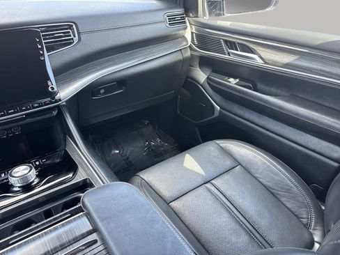 Used 2024 Jeep Wagoneer L Series II w/ Flexible Seating Group image 16