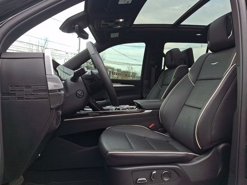 Used 2025 Cadillac Escalade Premium Luxury image 16