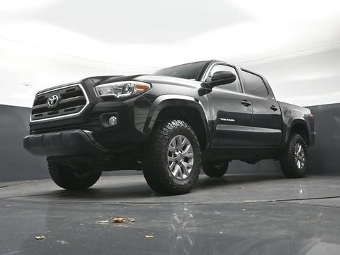 Used 2017 Toyota Tacoma SR5 w/ Tow Package RWD image 21