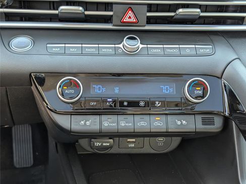 Used 2025 Hyundai Elantra Limited image 29