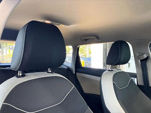 Certified 2025 Volkswagen Taos SE image 22