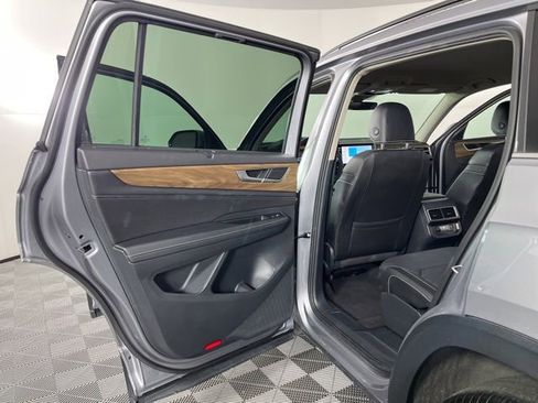 Used 2025 Volkswagen Atlas SE image 38