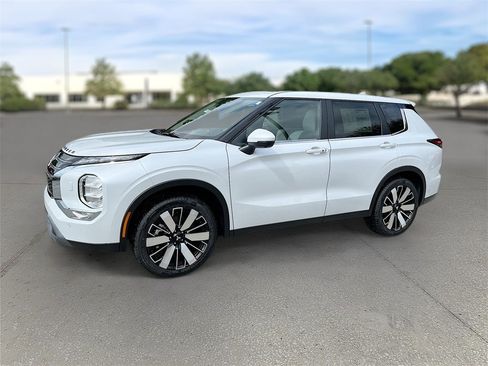 New 2025 Mitsubishi Outlander SE image 3