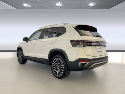 New 2026 Volkswagen Taos SE image 3