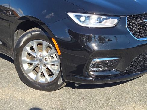 Used 2024 Chrysler Pacifica Touring-L image 3