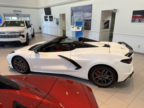 Used 2023 Chevrolet Corvette Stingray Premium Conv w/ Z51 Performance Package RWD image 8