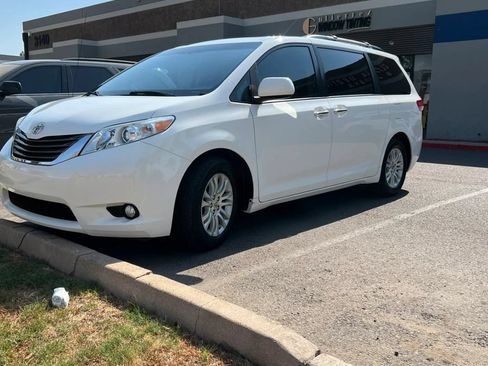 Used 2014 Toyota Sienna XLE FWD image 1