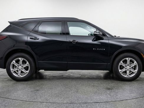 Used 2025 Chevrolet Blazer LT FWD image 11