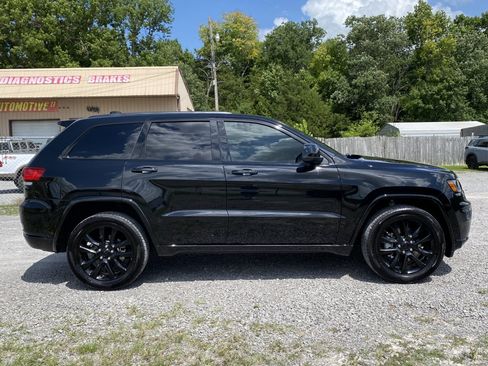 Used 2021 Jeep Grand Cherokee Laredo X AWD/4WD image 4