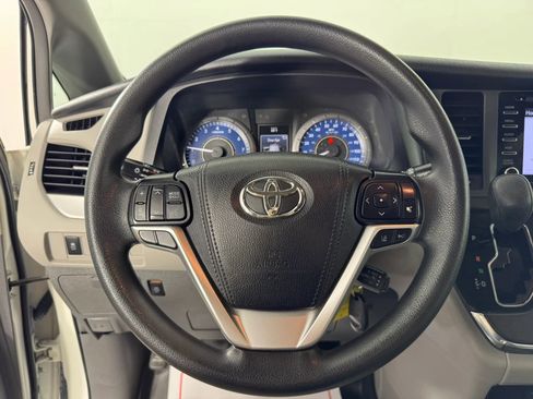 Used 2019 Toyota Sienna LE AWD/4WD image 13