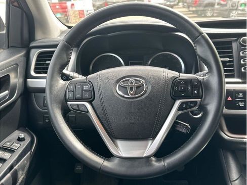 Used 2018 Toyota Highlander XLE AWD/4WD image 16