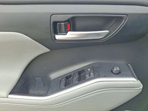 Used 2023 Toyota Highlander XLE AWD/4WD image 13