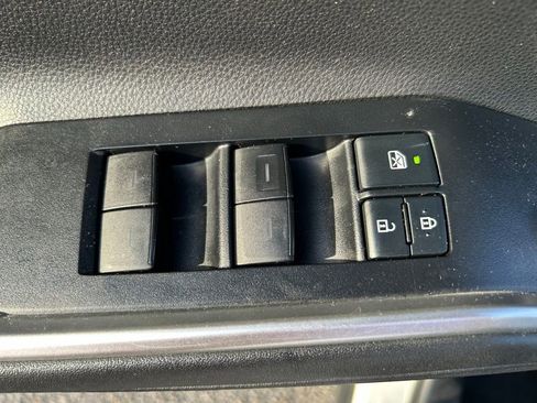 Used 2020 Toyota Highlander XLE FWD image 17