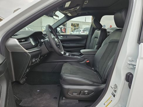 New 2025 Jeep Grand Cherokee L Altitude image 9