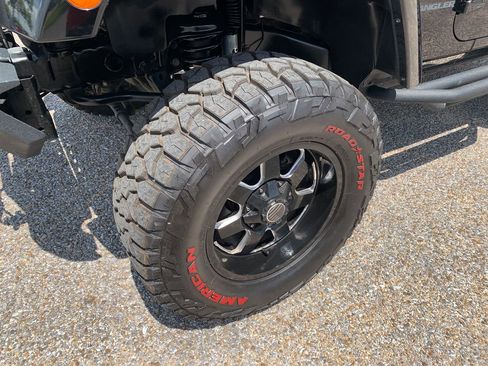 Used 2017 Jeep Wrangler Sahara AWD/4WD image 9