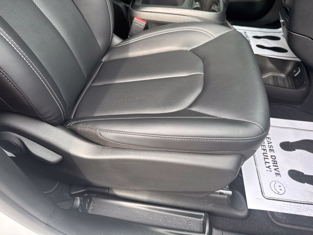 Used 2026 Chrysler Pacifica Select FWD image 16