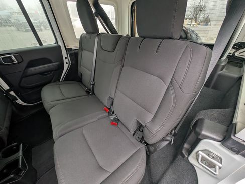 Used 2023 Jeep Wrangler Sahara image 17