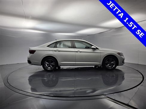 Used 2023 Volkswagen Jetta SE image 12