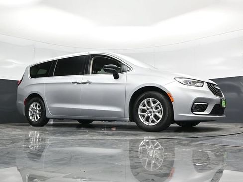 Certified 2024 Chrysler Pacifica Touring-L FWD image 56