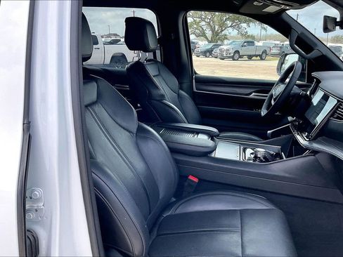 Certified 2024 Jeep Wagoneer Series II w/ Flexible Seating Group image 29