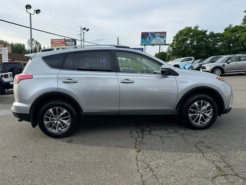 Used 2017 Toyota RAV4 XLE AWD/4WD image 4