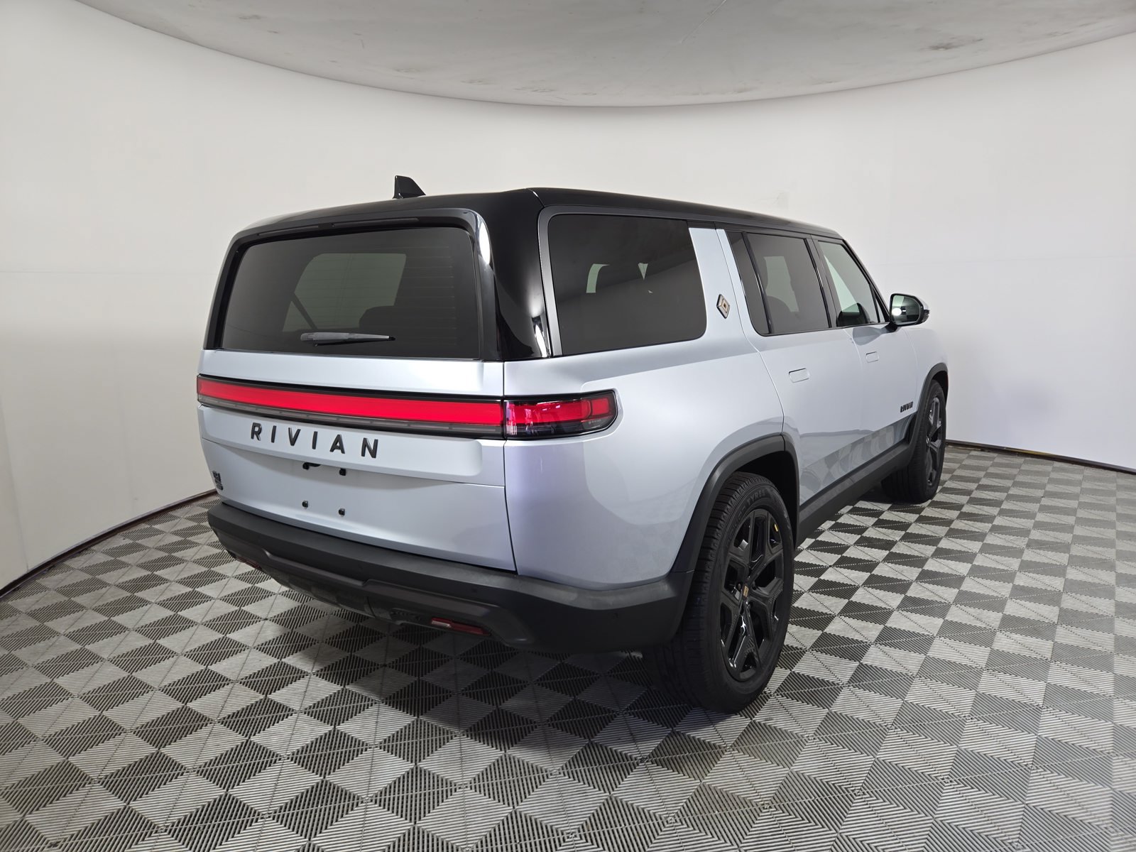 Used 2025 Rivian R1S Adventure Dual AWD/4WD image 5