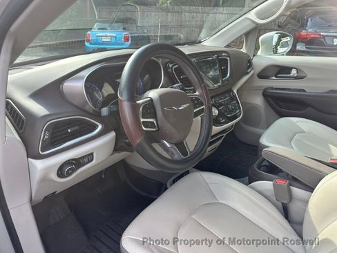 Used 2017 Chrysler Pacifica Touring-L FWD image 9