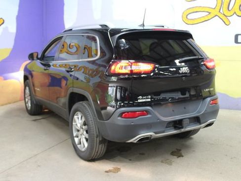 Used 2017 Jeep Cherokee Limited w/ Luxury Group AWD/4WD image 6
