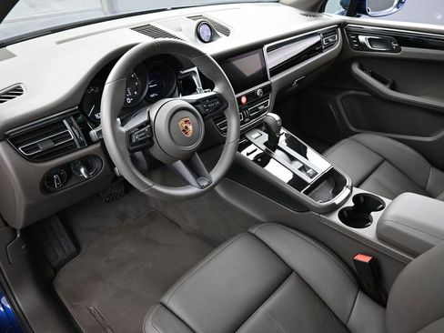 Certified 2025 Porsche Macan AWD/4WD image 4