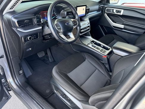 Used 2024 Ford Explorer XLT image 11