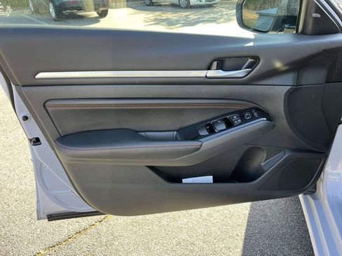 Used 2023 Nissan Altima 2.5 SR FWD image 16