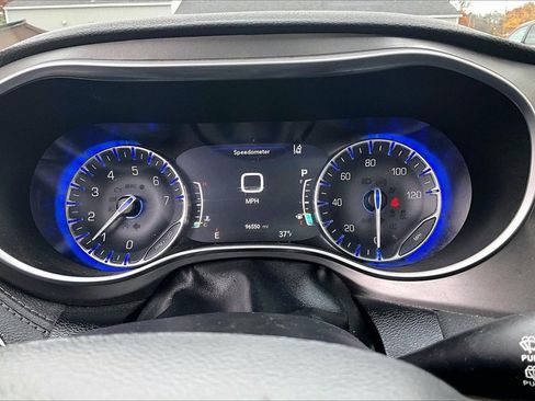 Used 2019 Chrysler Pacifica Limited w/ Tire & Wheel Group image 12