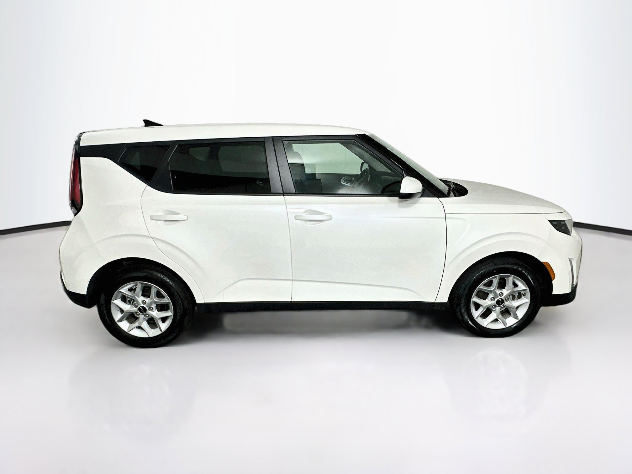 Used 2025 Kia Soul LX w/ LX Technology Package FWD image 10